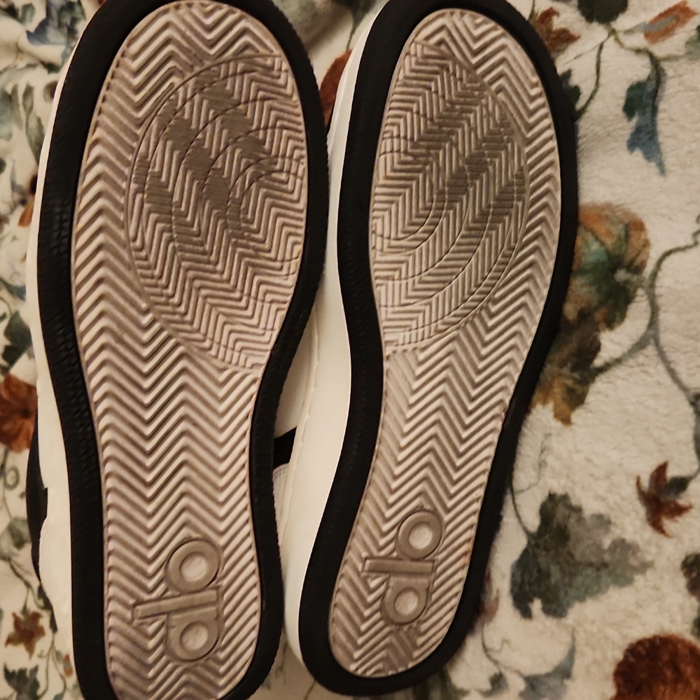 ALO Yoga Black and White Sneakers - Picture 5 of 5